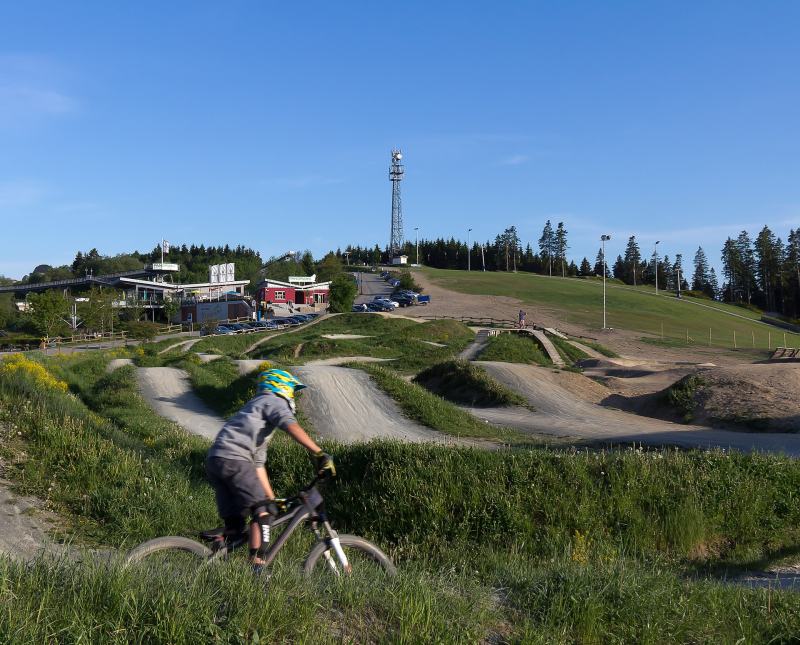 Junger Rider im Übungsparcours am Bikepark Winterberg